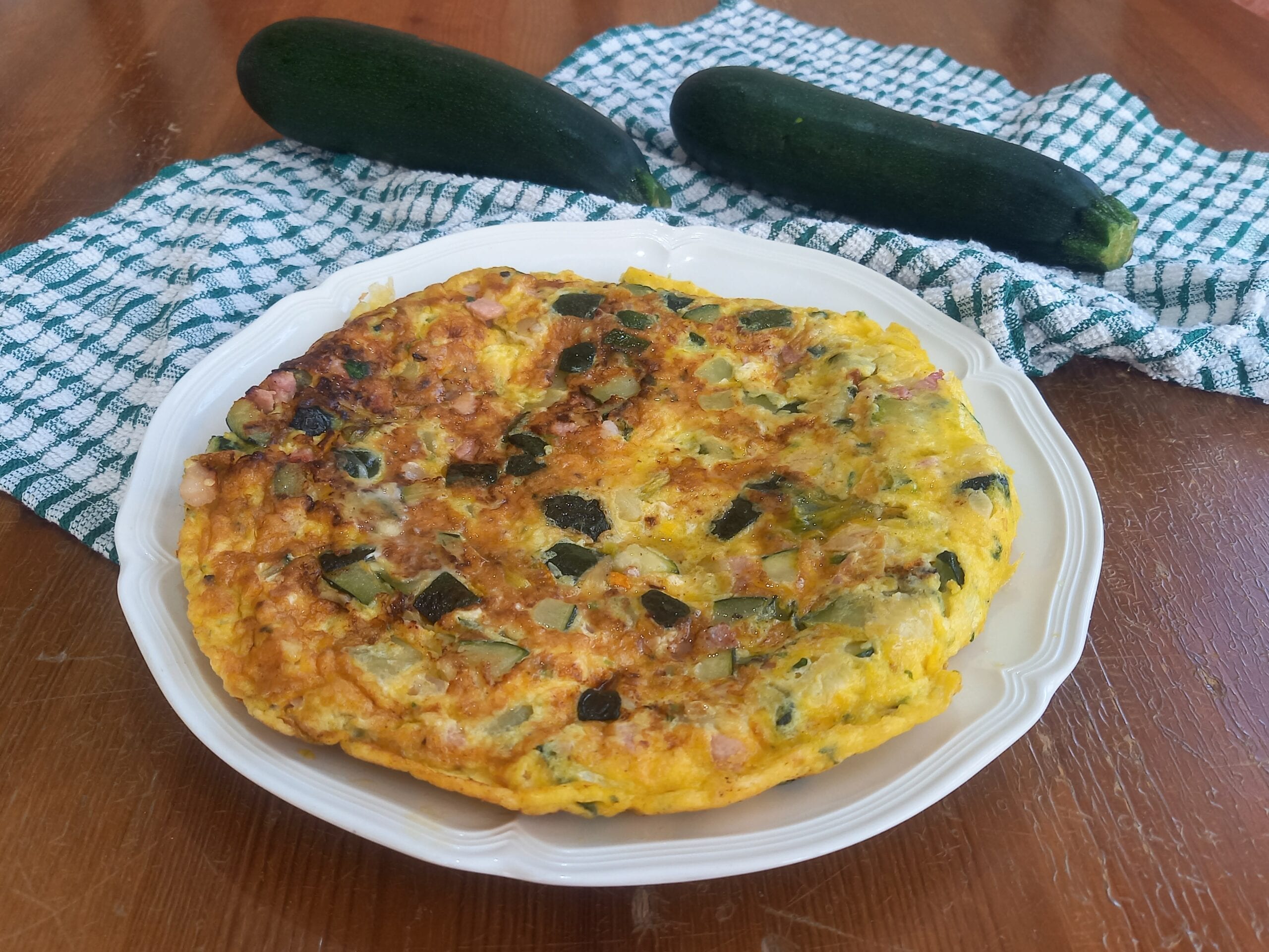 Omelette de courgettes fleurs et lardons