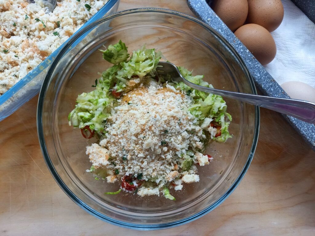 Les hamburgers de courgettes et piments rouges