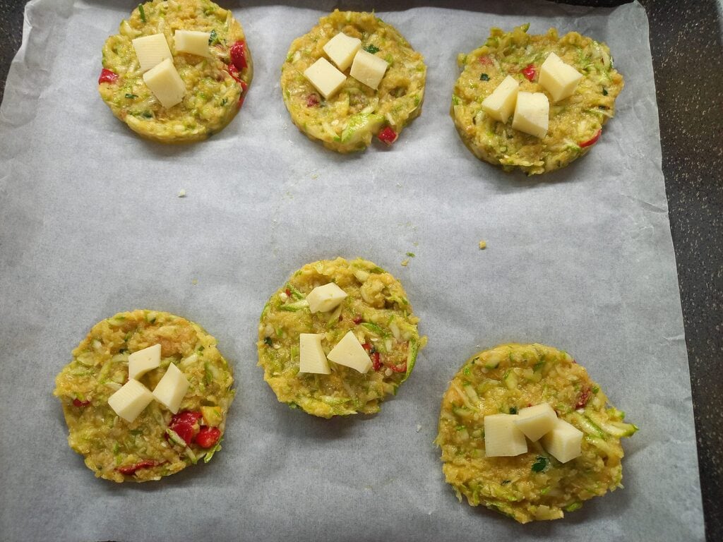 Les hamburgers de courgettes et piments rouges