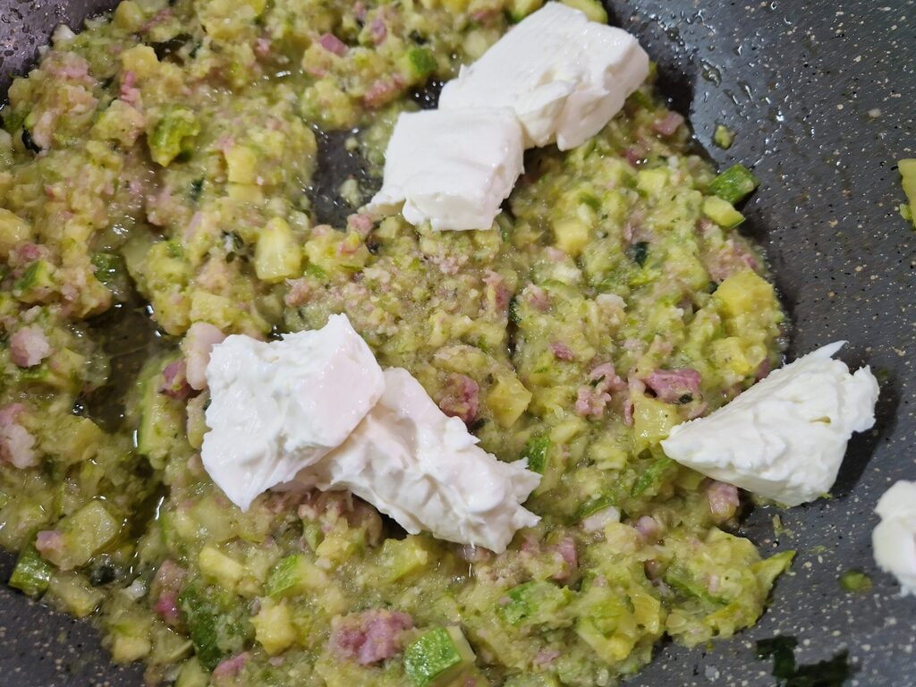 Les pâtes aux courgettes, lardons et stracchino