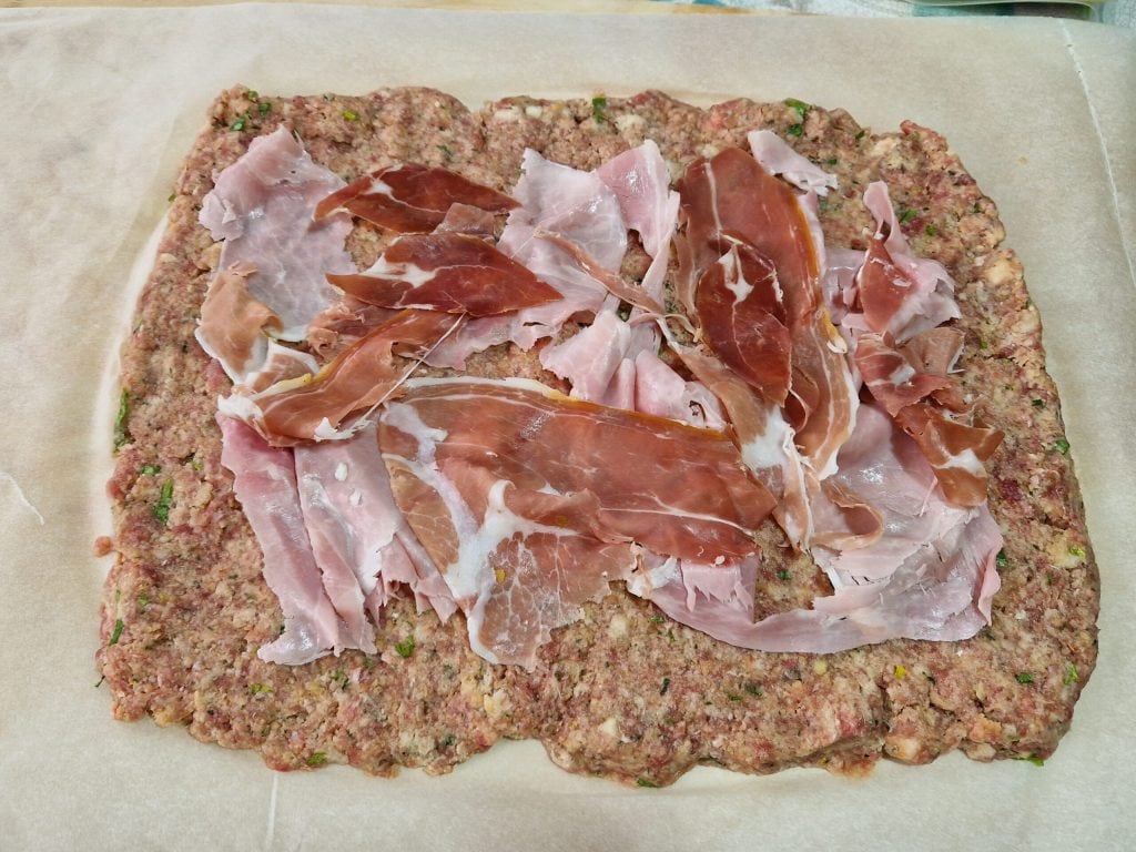 Le pain de viande à la sauce avec des pommes de terre