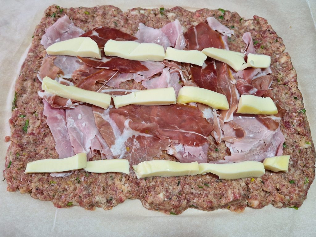 Le pain de viande à la sauce avec des pommes de terre