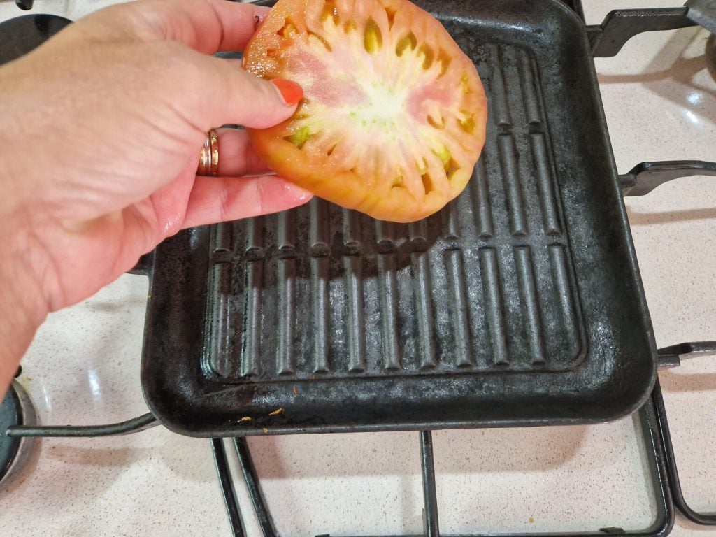 Les tomates cœur de bœuf grillées