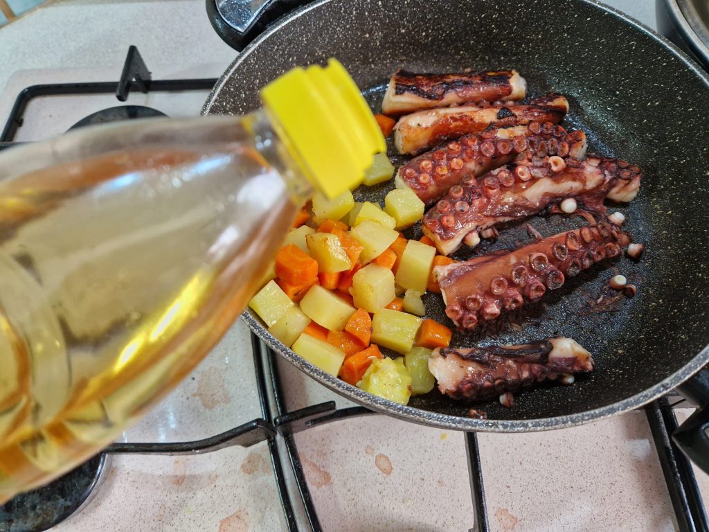 Le poulpe grillé aux légumes aigres-doux