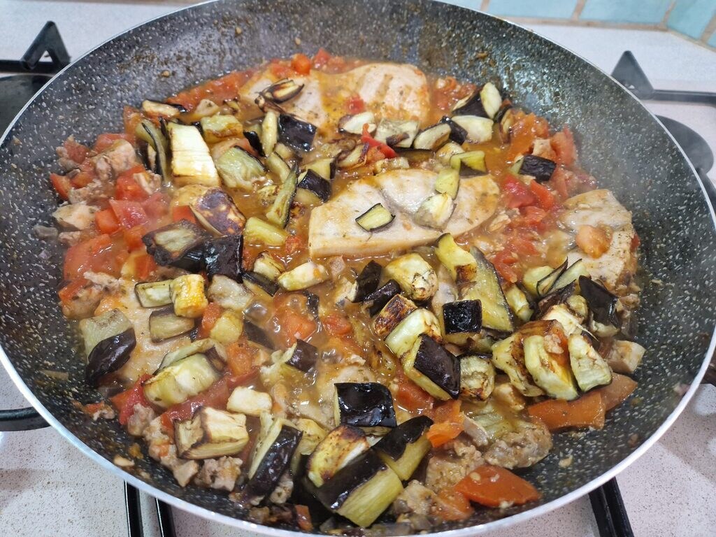 Pâtes avec poisson-espadon, tomates cerises et aubergines