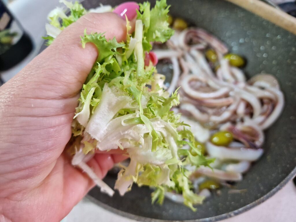 Les spaghettis aux encornets et scarole