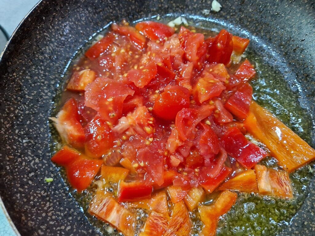 Les strozzapreti aux poivrons à la puttanesca