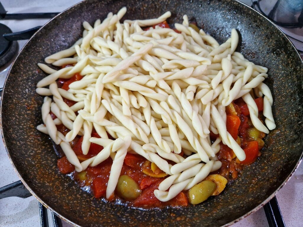 Les strozzapreti aux poivrons à la puttanesca