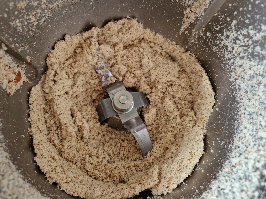 Le gâteau aux abricots avec avoine et amandes