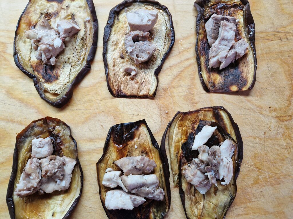 Rouleaux d'aubergine et d'espadon au four