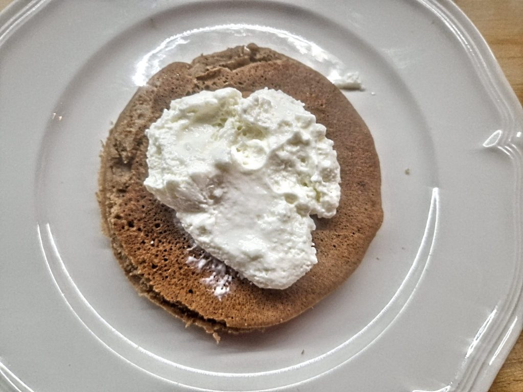 Les pancakes au cappuccino avec mousse diététique