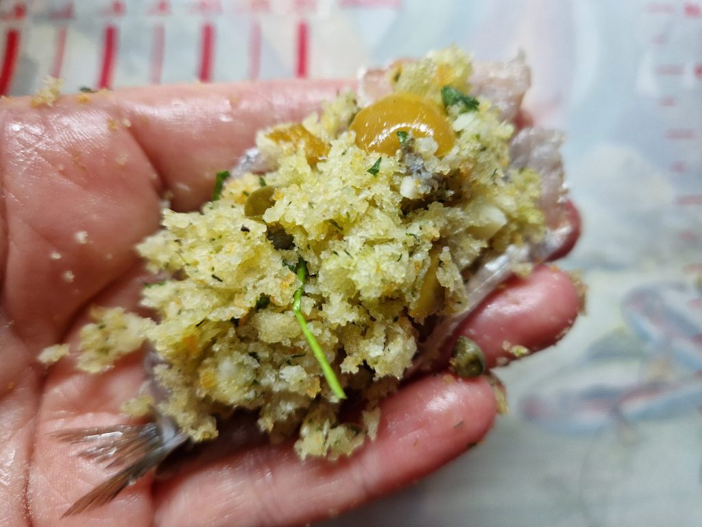 Les sardines à beccafico à l'Éolienne avec oignons caramélisés