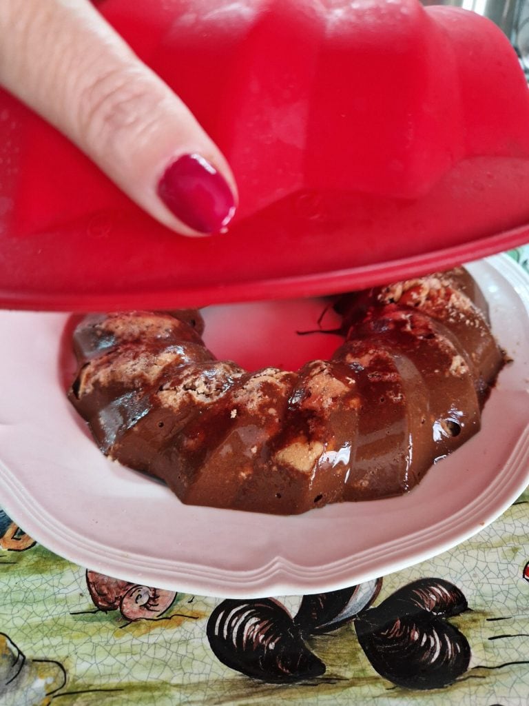 Le pudding au chocolat avec kakis et biscuits