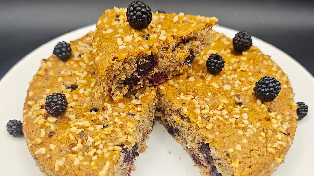 Gâteau végan aux mûres et aux noisettes