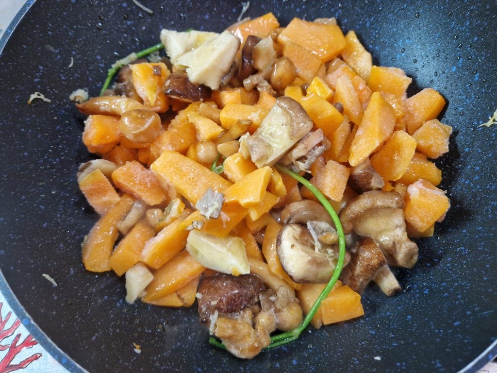 Le plat d'accompagnement de champignons et courge