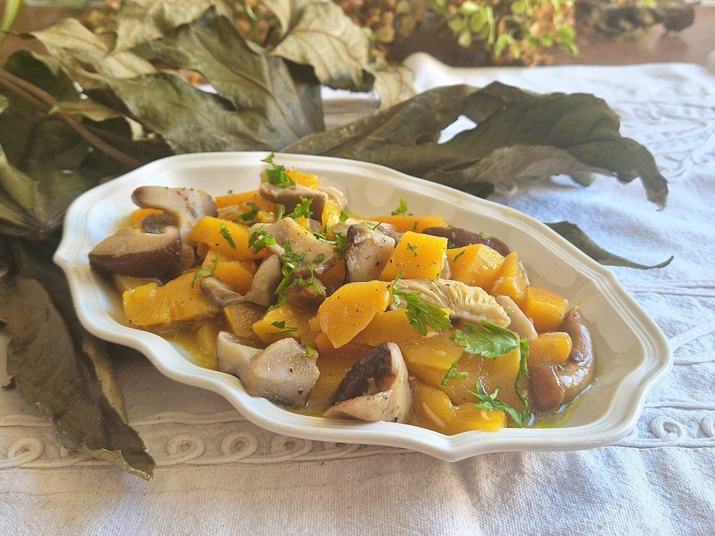 Le plat d'accompagnement de champignons et courge