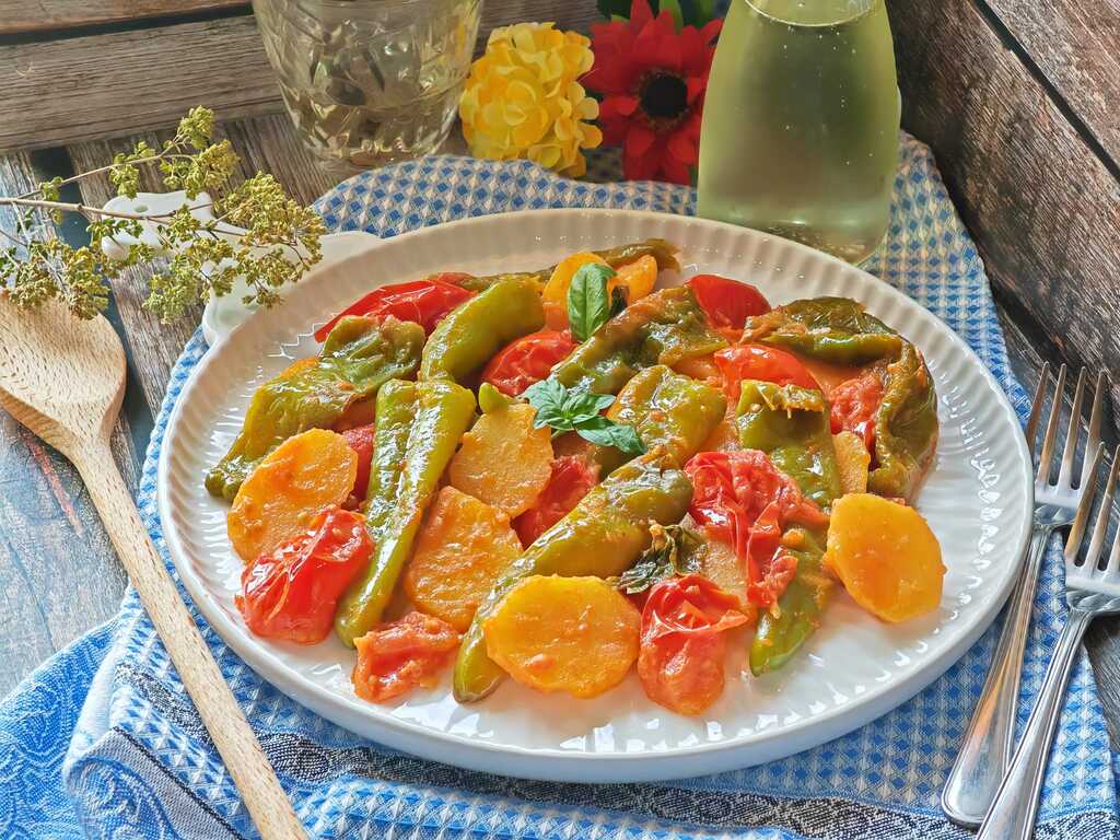 Friggitelli et pommes de terre à la tomate
