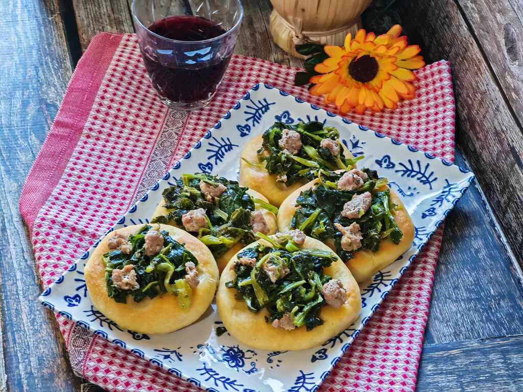 Petits pains avec cime di rapa et saucisse