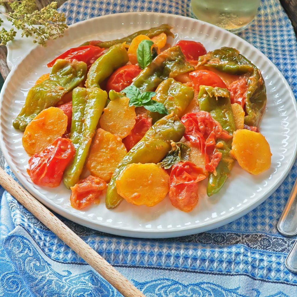 Friggitelli et pommes de terre à la tomate