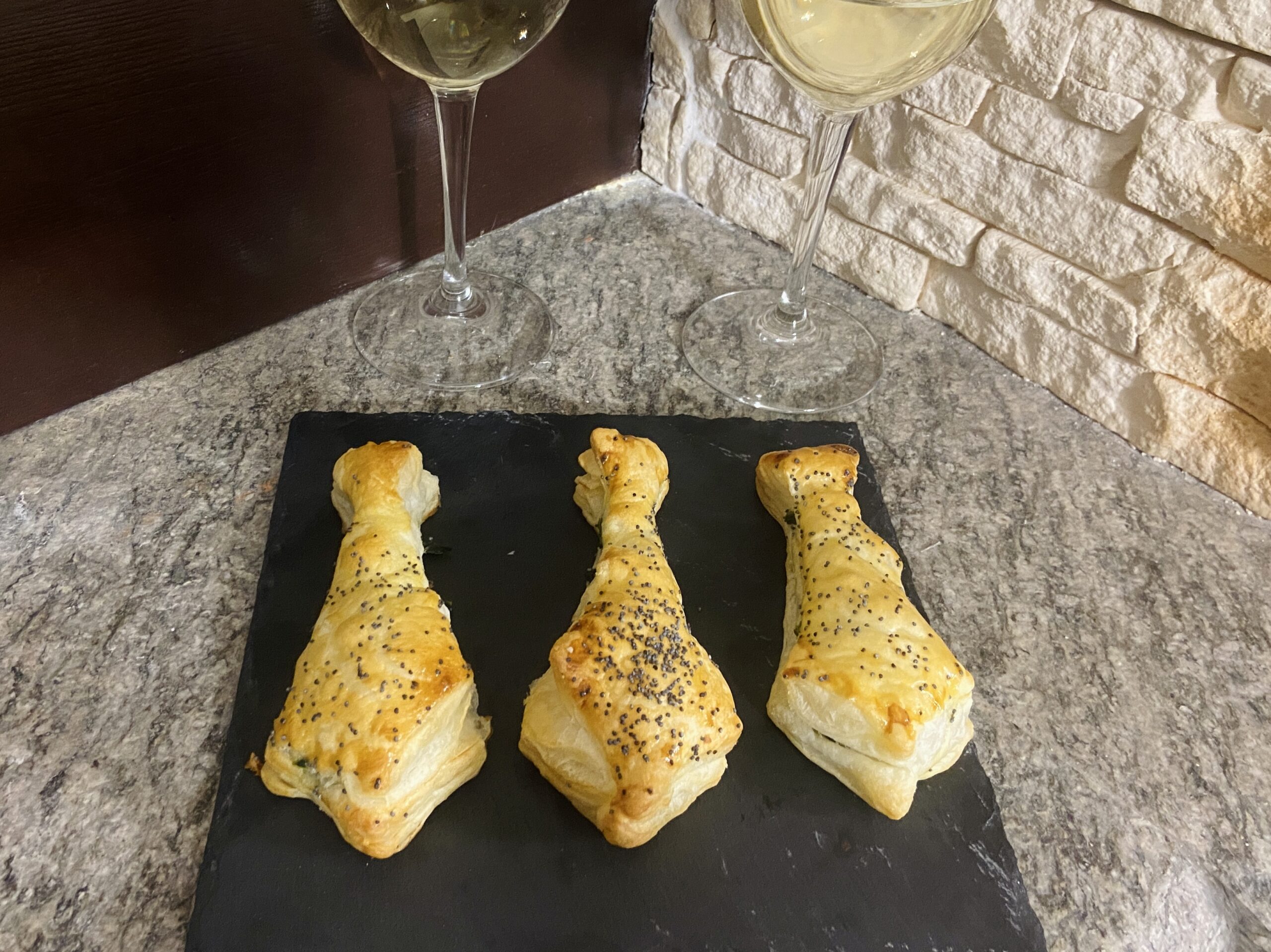Cravates de pâte feuilletée avec feta et épinards