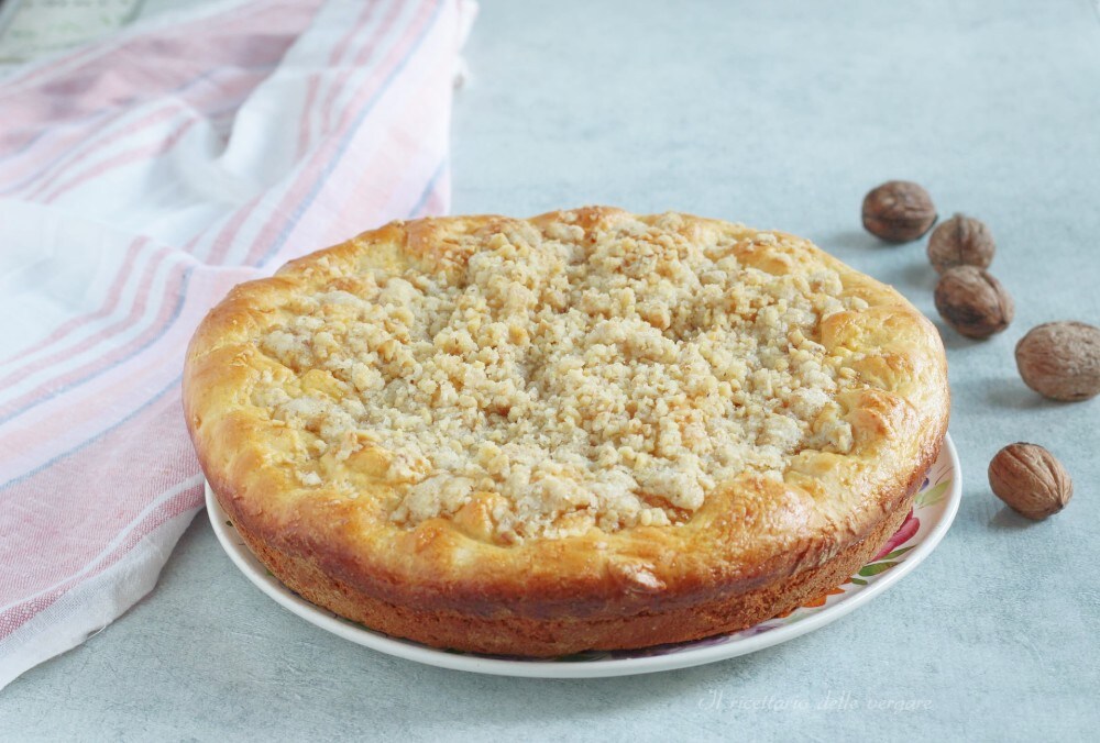 Gâteau aux noix avec pâte levée