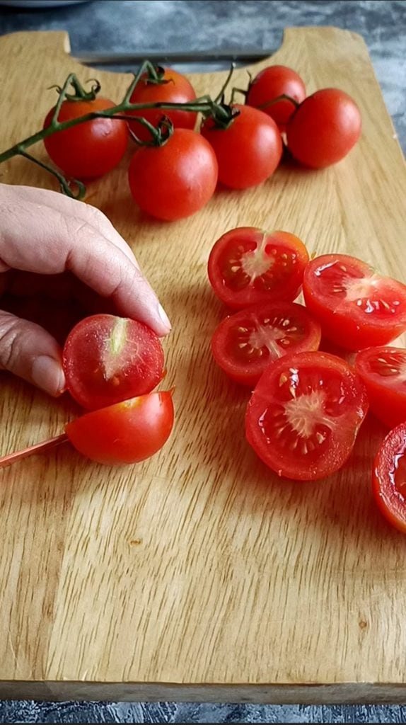 Tomates cerises coupées en deux