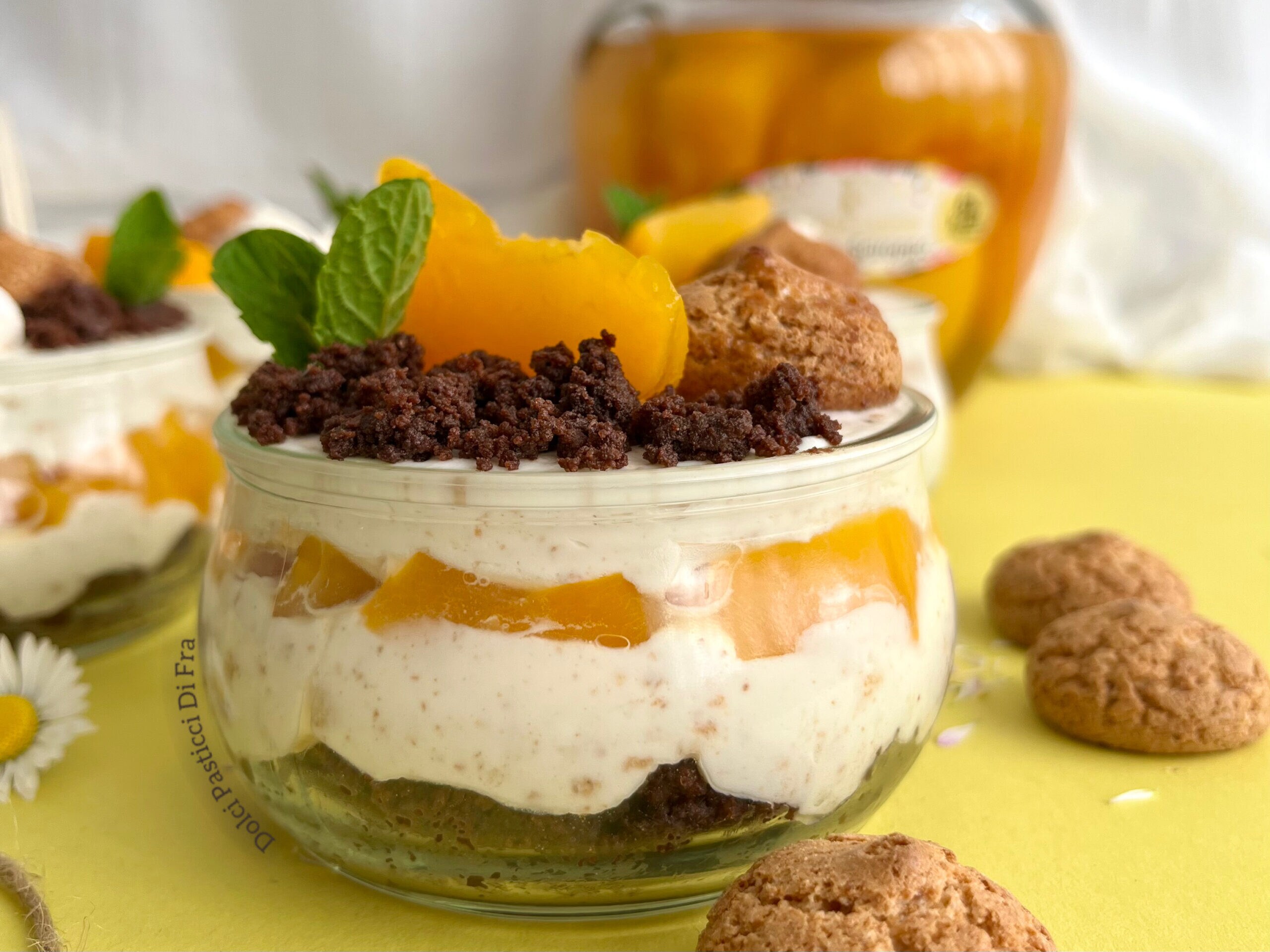 COUPES au YAOURT GREC, PÊCHES au SIROP et AMARETTI sur CRUMBLE au CHOCOLAT NOIR