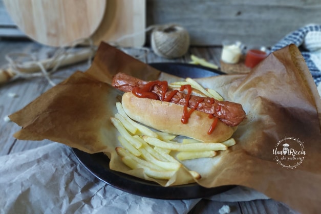 Pains pour hot dog garnis de saucisse et ketchup