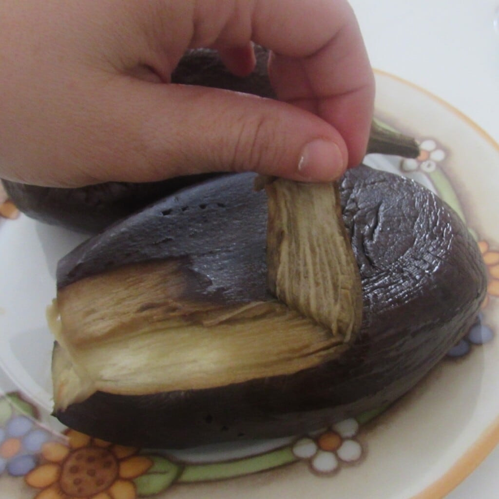 éplucher les aubergines cuites au micro-ondes pour en extraire la pulpe pour les boulettes