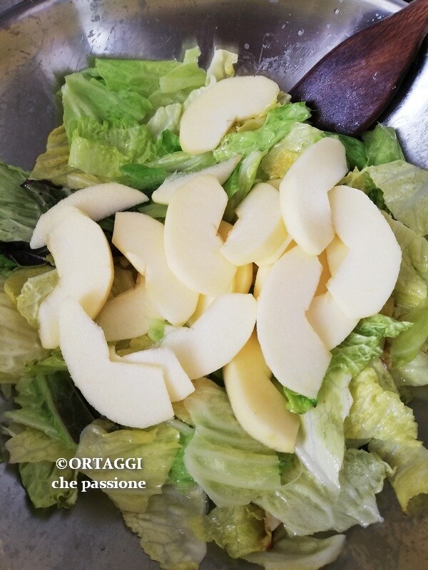 ajouter les pommes au chou cuit à la poêle