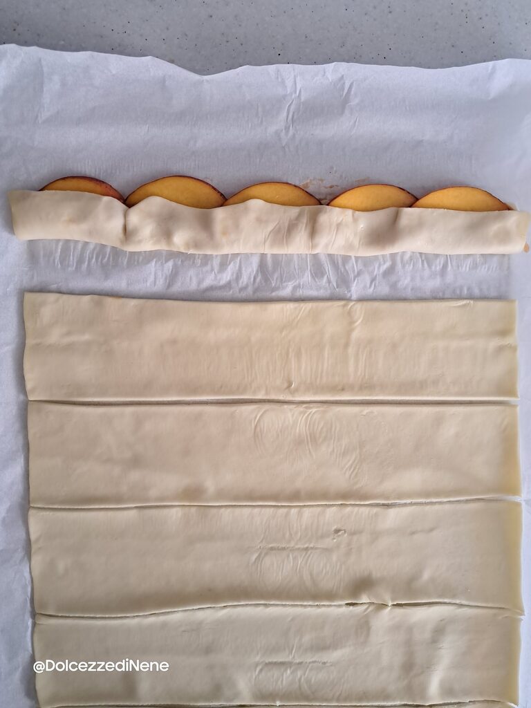 Roses en pâte feuilletée et pêches