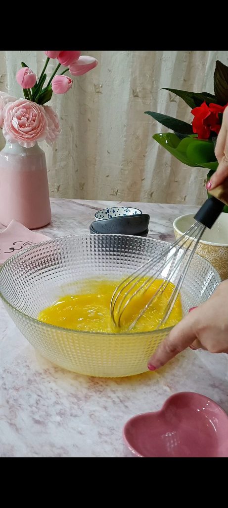 Nous mélangeons les œufs avec le sucre