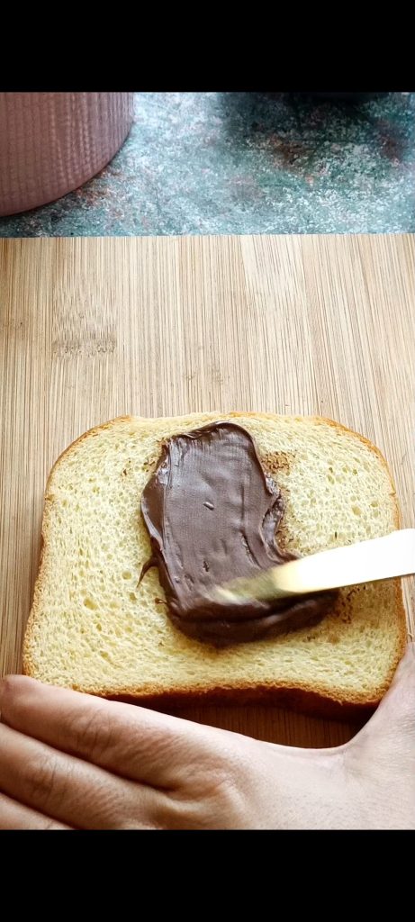 Nous tartinons 4 tranches de pain avec la Nutella