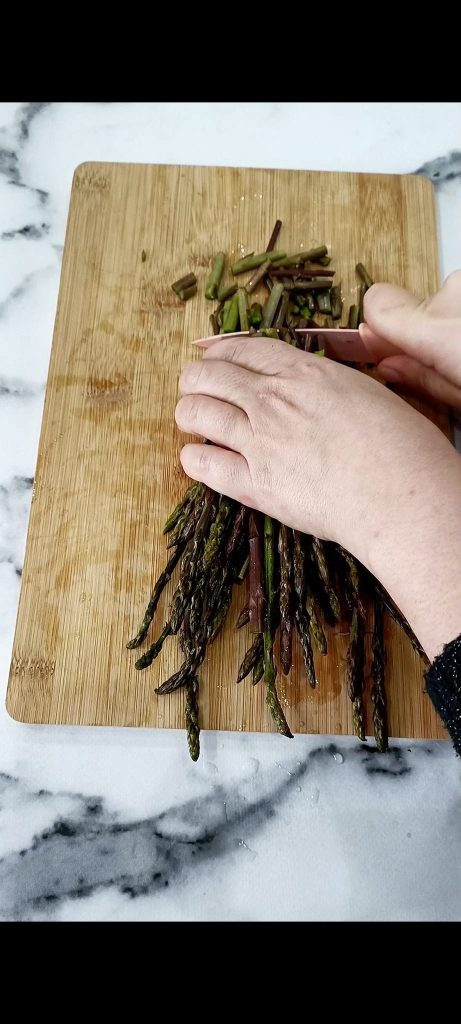 Nous coupons les asperges en morceaux