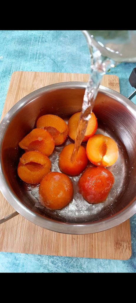 Nous ajoutons l'eau et laissons cuire pendant 10-15 minutes