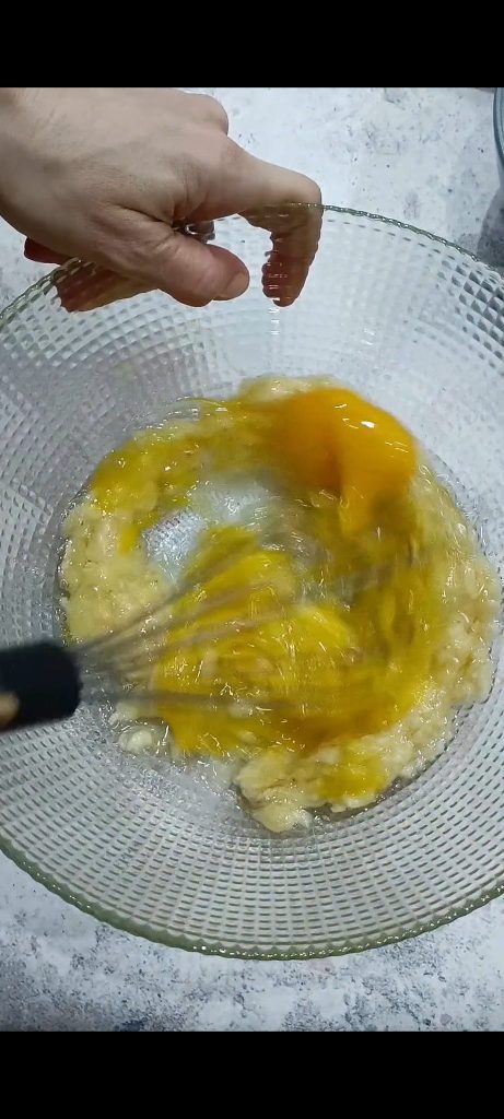Ajoutons les œufs et mélangeons