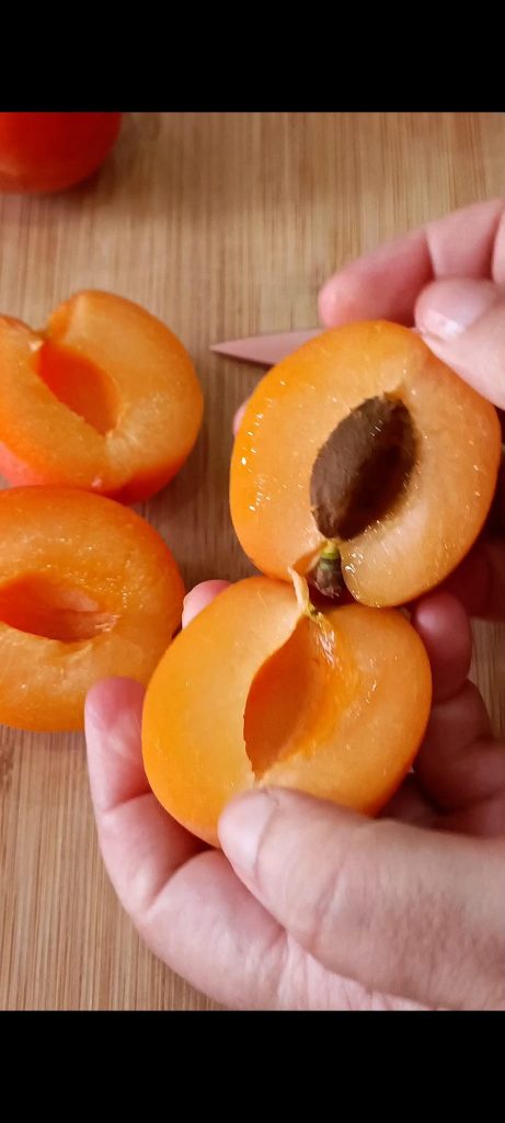 Nous coupons en deux et retirons le noyau des abricots