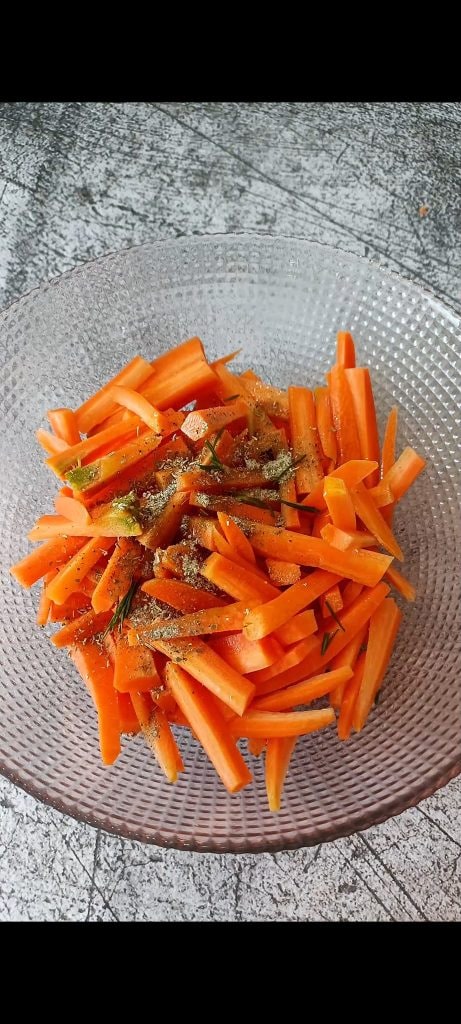 Nous les assaisonnons avec de l'huile, des herbes aromatiques et de l'ail