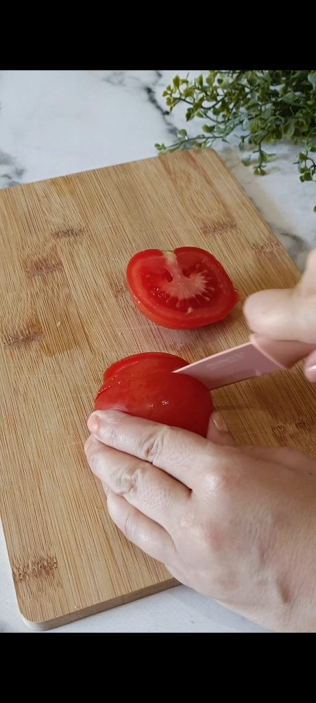 Nous découpons les tomates en tranches