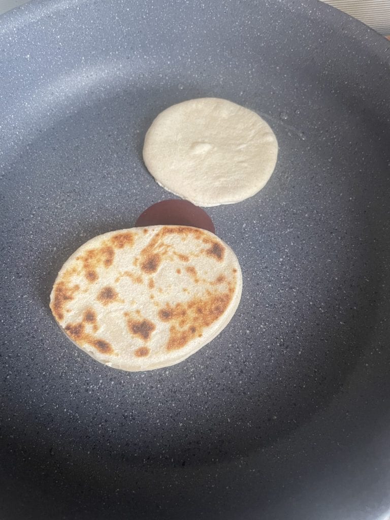 tigelle rapides avec surplus de levain en cuisson