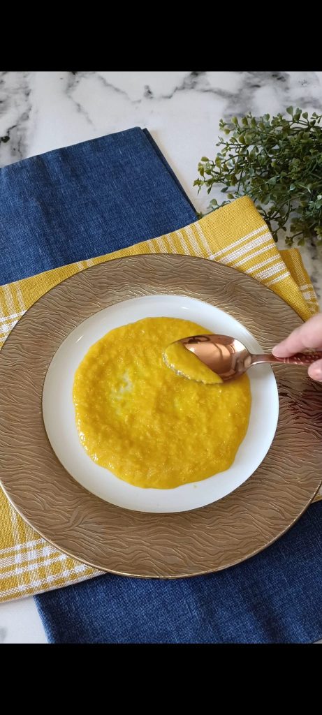 Nous versons la crème de poivrons dans chaque assiette