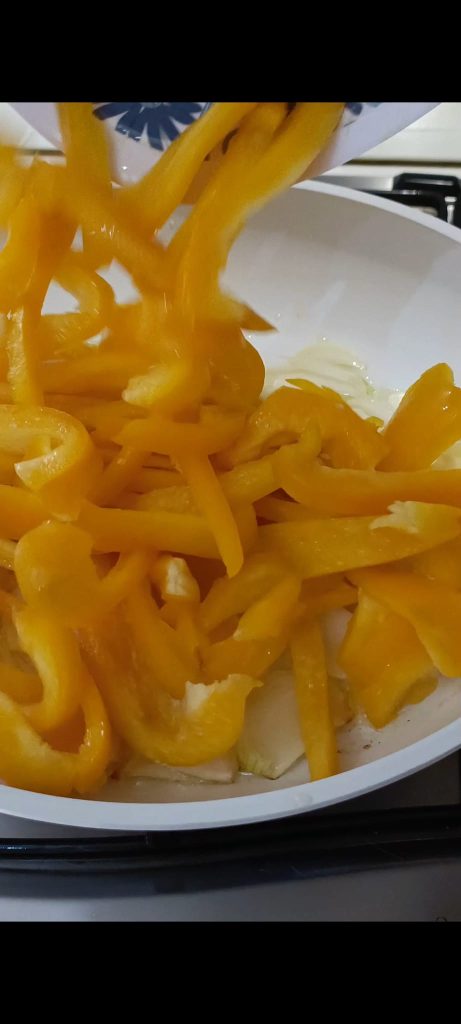 Nous cuisinons les poivrons dans une poêle