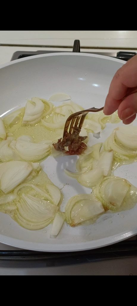 Nous faisons revenir l'oignon avec de l'huile et quelques filets d'anchois