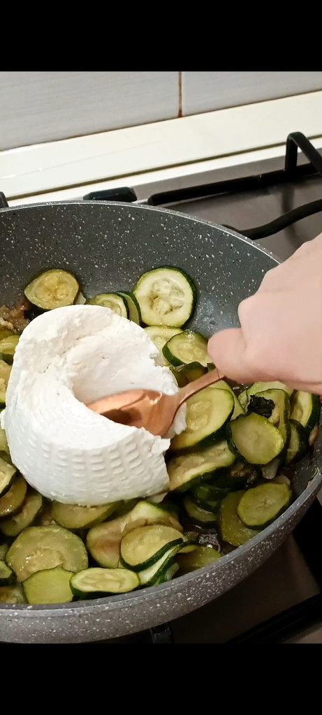 Ajouter la ricotta aux courgettes