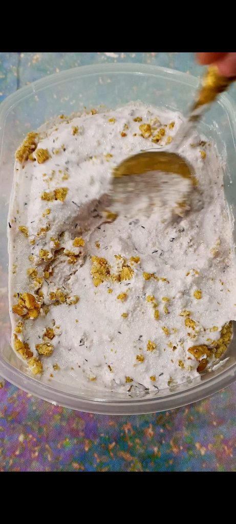 Saupoudrez avec les biscuits émiettés