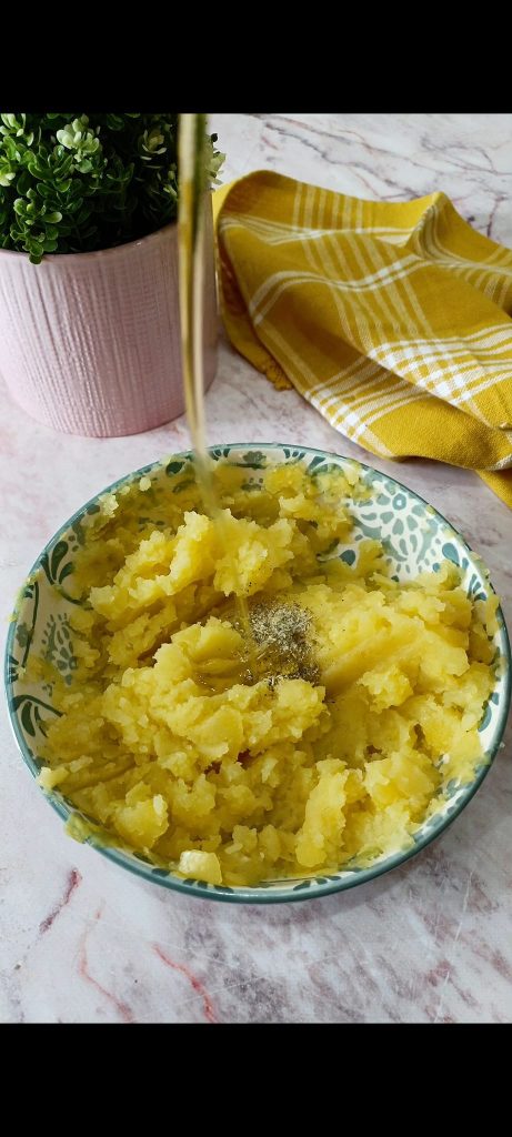 Ajouter de l'huile, du vinaigre, du sel et du poivre