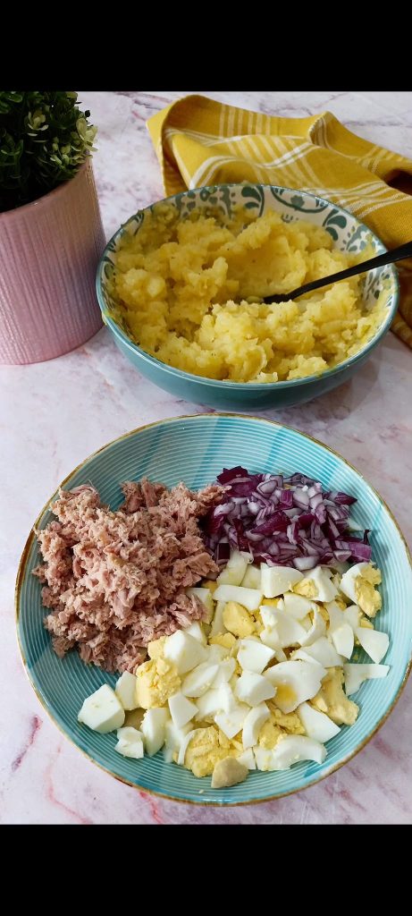 Mélanger thon, oignon, œufs durs et mayonnaise