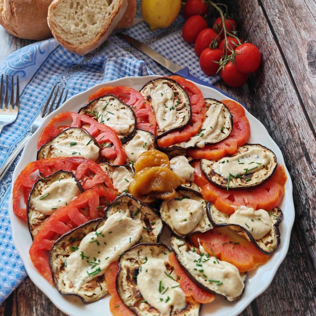 Aubergines et tomates avec sauce au thon
