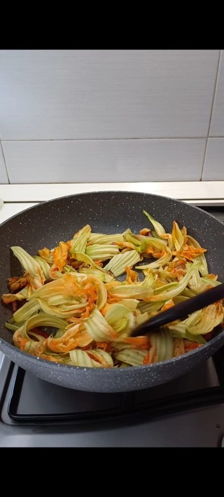 Nous ajoutons les fleurs de courgette