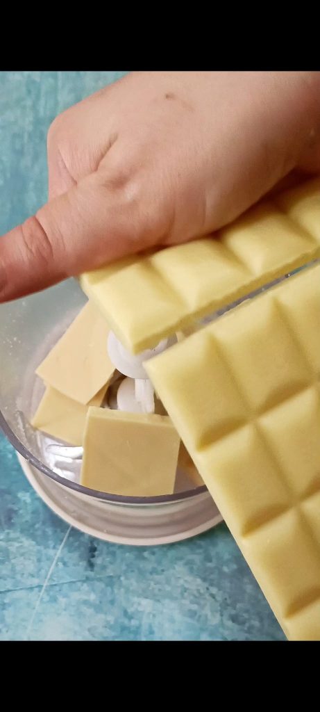 Nous broyons le chocolat blanc